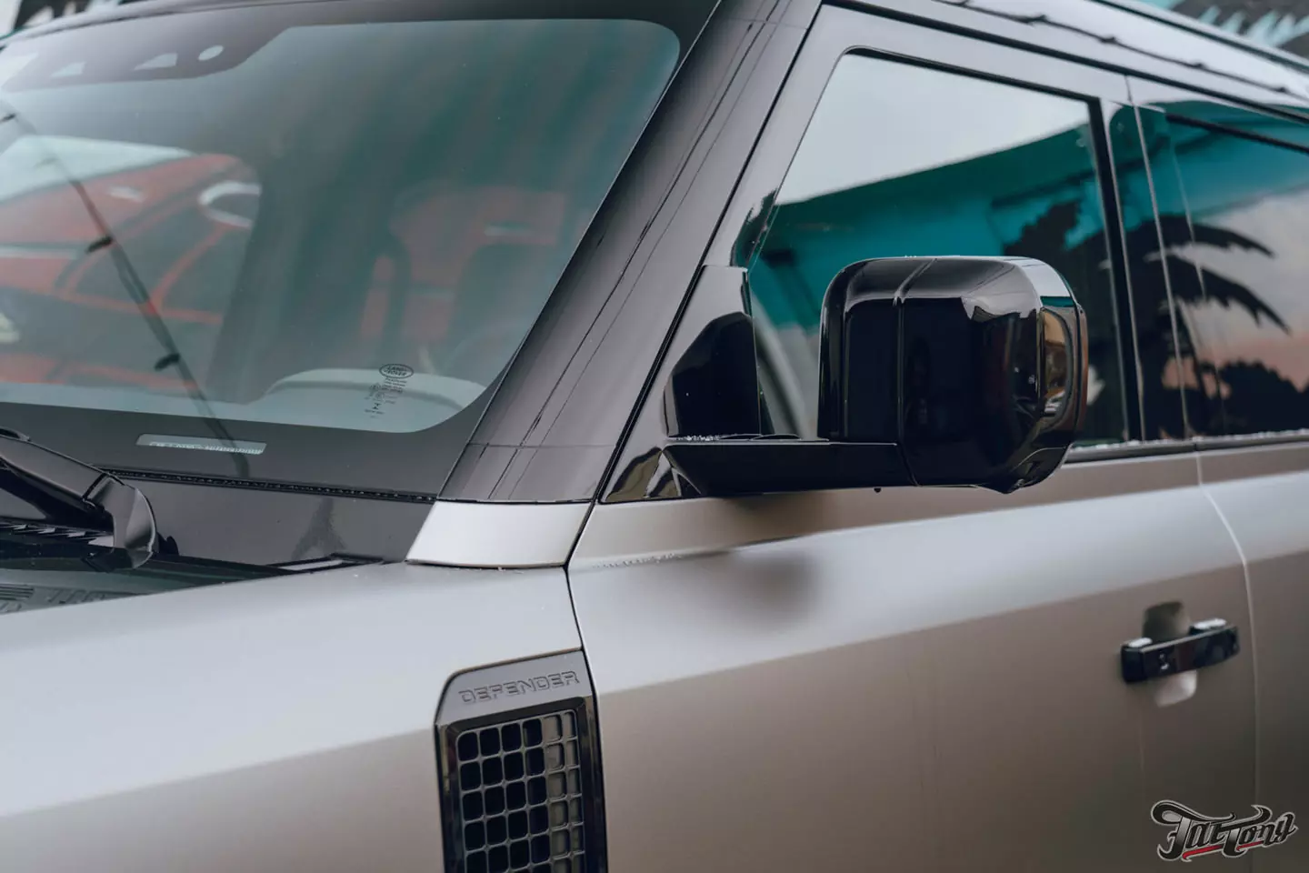 Необычный дизайн для Land Rover Defender! Оклейка в черный глянец+серый мат. Шумоизоляция дверей и Шиномонтаж на вибростенде на стендах Hunter